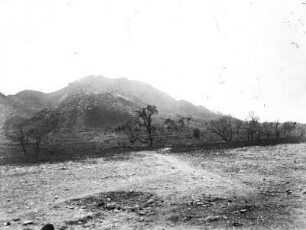 Bergkette : Ein Gehöft vor einer Bergkette