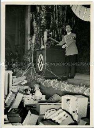 Joseph Goebbels spricht im Saalbau Friedrichshain zur "Volksweihnacht"