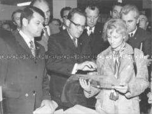Margot Honecker begutachtet Lehrmittel bei der Interscola 1972 in Leipzig
