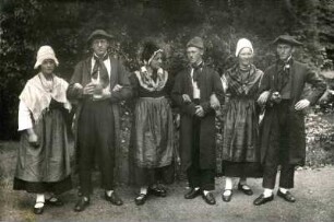 Gruppenbild, Drei Paare in traditioneller Tracht, Halbtotale