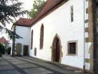 Langhaus (Spätgotischer Neubau auf Vorgänger-Überarbeitung 1848) über Traufseite Nord mit spitzbogigem Portal sowie Sakristei im Osten am Chor in Übersicht