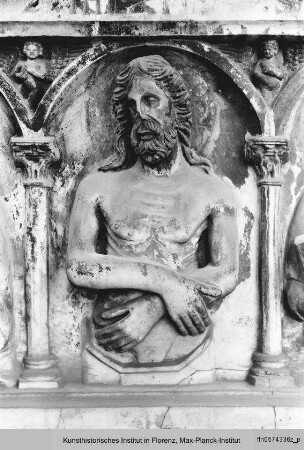 Gherardesca-Grabmal : Sarkophag : Mittelrelief mit dem Schmerzensmann zwischen Maria und Johannes
