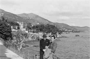 Reisefotos Italien. Zwei Männer an einer Uferpromenade