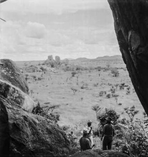 Expeditionsteilnehmer : Drei Teilnehmer der Kayser-Expedition an der Kluft eines Inselberges