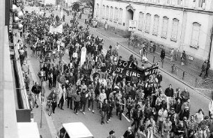 Freiburg im Breisgau: Demo gegen die Räumung des ehemaligen Baden Auto-Hauses