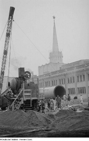 Montage eines 33 Tonnen schweren Mühlenzylinders zur Zementfabrikation vom VEB Polysius Dessau für die Leipziger Frühjarsmesse