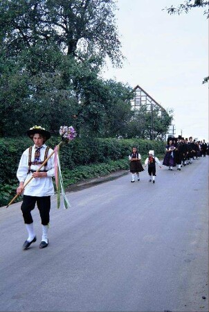 Festumzug, Ernstrodaer Hochzeitszug, Bursche mit Bänderstab