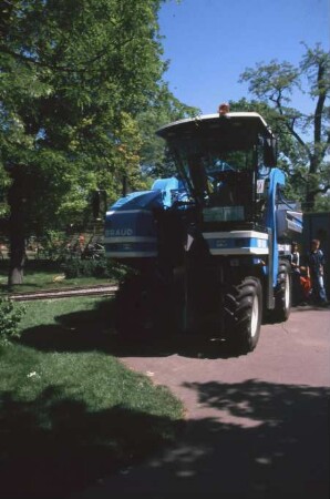 Fotografie: Traktor, Traktorkonzept, Geräteträger, Gartenbautechnik-Freiland