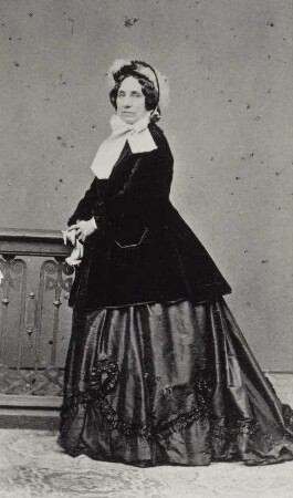 Porträt Julie Rettich (1809 o.1805-1866; Schauspielerin). Albuminabzug auf Karton (Carte-de-visite mit Atelieraufdruck und Widmung recto und verso)