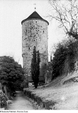 Bautzen. Nicolaiturm (1522 Umbau, 1678 Erneuerung nach Brand). Ansicht vom Nikolaikirchhof