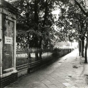 Cottbus, Parzellenstraße 2. Verwaltungsgebäude (Justiz, E. 19. Jh.), Einfriedung