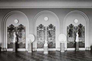 Dresden: Zwinger, Innenansicht, Pavillon E mit Neuaufstellung der Porzellansammlung (Eröffnung am 23.9.1962), Saal der Meißner Tierplastik, Kändler-Figuren, mit Barocktheaterkulissen als Hintergrund