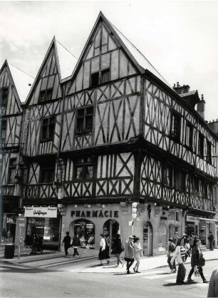 Dijon, die Hauptstadt Burgunds. Berühmt für seinen Senf und seine schönen Fachwerkhäuser