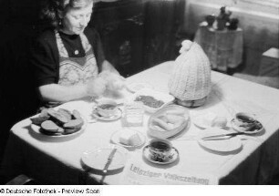 Porträt der Mutter am gedeckten Tisch