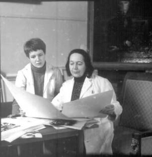 Professor Lea Grundig (1906-1977) mit einer Schülerin in ihrem Atelier