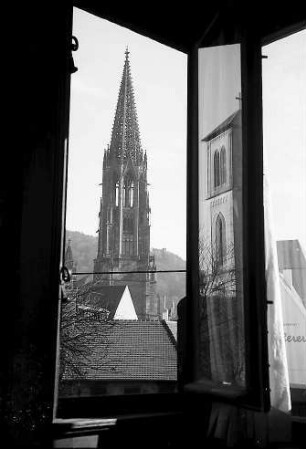Freiburg i. Br.: Ausblick aus einem Erkerfenster des Rathauses auf Münsterturm und Turm der Martinskirche