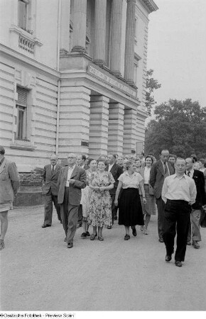 Besucher vor dem "Weißen Haus" (Kulturhaus)