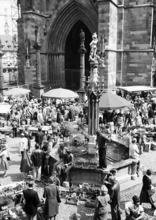 Freiburg: Münsterplatz, vom Eissalon zum Münsterportal und Georgsbrunnen