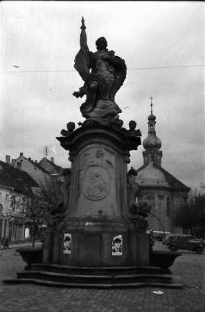 Rastatt: Brunnen des Markgrafen August Georg von Baden und Pfarrkirche; nahe
