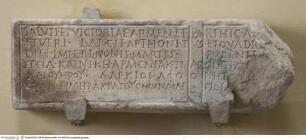 Basis mit Votivinschrift "SALVTI ET VICTORIAE..."