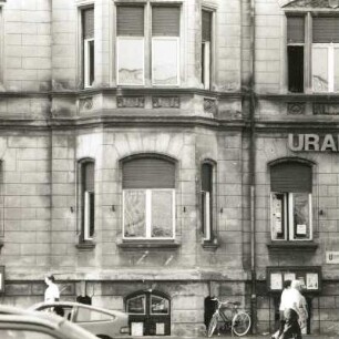 Cottbus, Karl-Liebknecht-Straße 6/Ecke Roßstraße. Wohn-und Verwaltungsgebäude (URANIA Landeszentrum Cottbus). A. 20. Jh. Risalit (EG u. OG, Karl-Liebknecht-Str.)