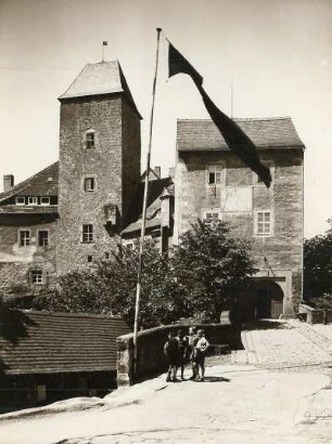 Burg Hohnstein : Hohnstein, Jugendburg. Vorderes Schloss mit Rampe und sogenanntem zweiten Tor
