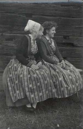 Festtracht aus Seidewinkel : Kleidung - Hoyerswerdaer Tracht. Ort: Židźino / Seidewinkel. Hoyerswerdaer Festtracht, für den Winter mit Wolljacke. (Tracht ohne Kappe ist unvollständig, wird aber heute so getragen.)