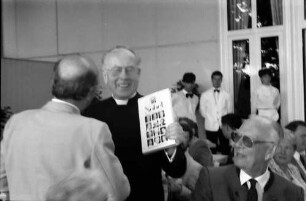 35. Tagung 1985 Physik; Bayrisches Frühstück: Buchvorstellung durch E. v. Khuon in Rückansicht, Kardinal König mit dem Buch, Graf Lennart Bernadotte