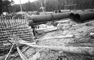 Geesthacht; Elbe: Unwetter zerstört Kraftwerk Geesthacht; versandete und unterspülte Fundamente, rechts Rohre