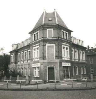 Cossebaude, Bahnhofstraße 1. Wohnhaus mit Ladeneinbau (1886/1900). Eckansicht mit Fassade Hauptstraße