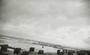 Blick über den Strand und die Ostsee mit Seebrücke