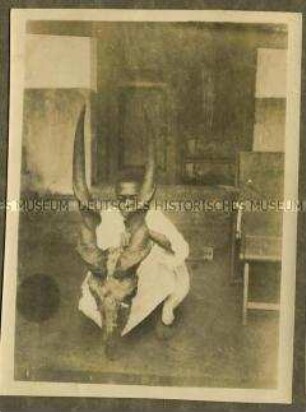 Afrikaner mit dem Schädel einer Riesen-Elenantilope