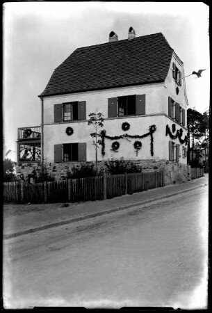 Dresden-Hellerau, Wohnhaus der Familie Stich mit Festdekoration , Kurzer Weg 1