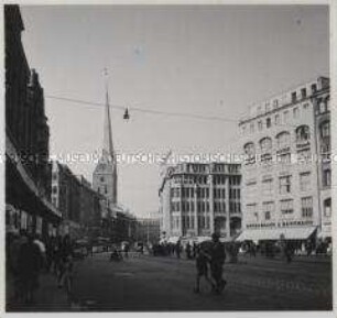 Hamburg, Mönckebergstraße, Hauptgeschäftsstraße mit Blick auf die Hauptkirche St. Petri