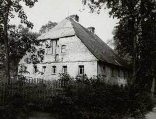 Schlettau, Nebengebäude des Schlosses, Straßenansicht mit Einfriedung