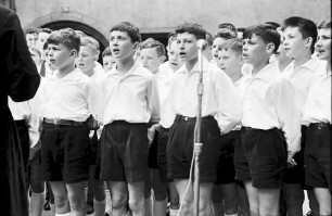 Colmar (Frankreich): Eröffnung "Die grüne Straße"; Les petit chanteurs à la croix de Lorraine