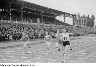 Leipzig. Zieleinlauf eines Laufwettkampfs im Bruno-Plache-Stadion