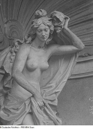Nymphe : Nymphe. Sandstein; H. 250 cm (1929; G. Wrba und Werkstatt). Dresden: Zwinger, Nymphenbad
