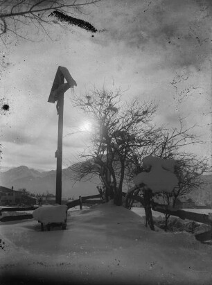 Mittenwald, Kruzifix : Mittenwald. Kruzifix. Blick gegen das Karwendelgebirge. Winteraufnahme