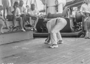 Bordspiele : Passagiere bei Spielen auf Deck des Dampfschiffes Usambara