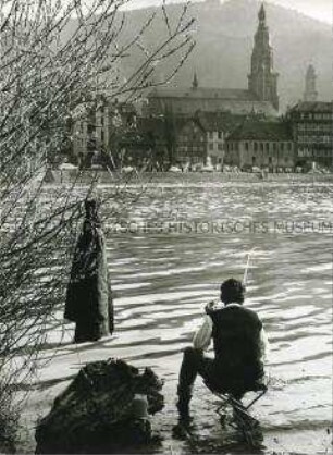 Angler gegenüber der Altstadt Heidelbergs