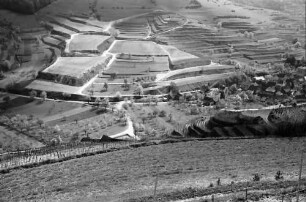 Oberbergen: Terrassen mit Ortseingang