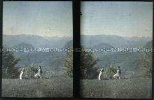Zwei Mädchen auf einer Wiese auf dem Monte Generoso