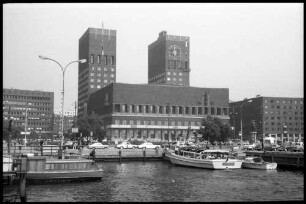 Oslo: Rathaus, vom Landungssteg aus
