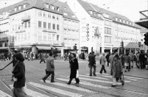 Freiburg: Fußgänger um den Bertoldsbrunnen