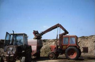 Fotografie: Ein- und Auslagerungstechnik, Flachsilo, Silageentnahme, Frontlader, Futtermischwagen