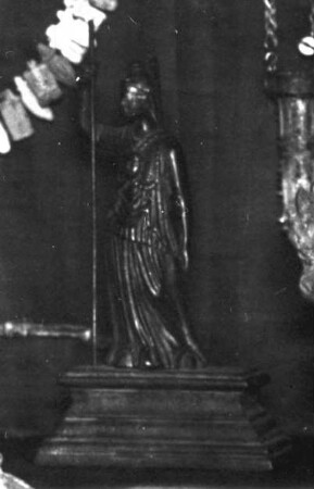 Römische Statuette einer ruhig stehenden Athena (Minerva) auf großem Postament, die Rechte auf eine moderne Lanze stützend