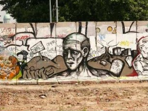 Reste der Berliner Mauer am Spreeufer mit Bemalung, an der Oberbaumbrücke
