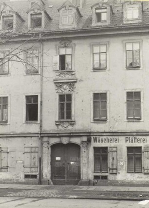 Dresden-Neustadt, Königstraße 10. Wohnhaus (1734, 1830 erneuert). Straßenansicht (Teilansicht mit Portalachse)