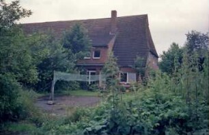 Alte Dorfstraße 22: Gehöft: Hauptgebäude: Teilansicht: Wohntrakt Traufseite, Giebelseite: vorne Garten